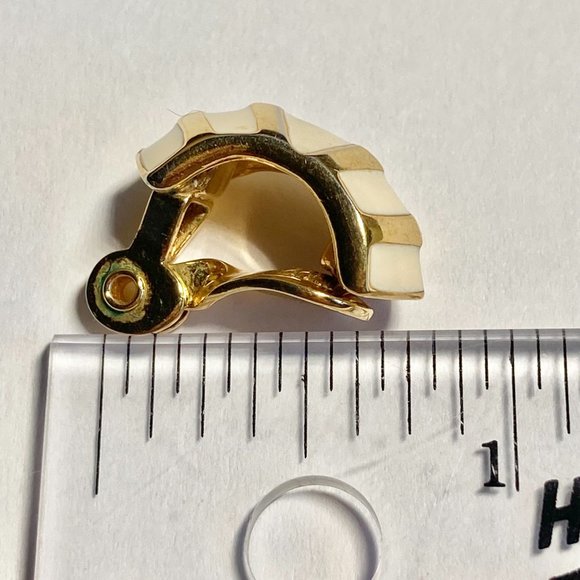 Vintage Monet Cream Enamel Clip On Earrings Gold Tone Plated 60's 70s Estate - Picture 10 of 11
